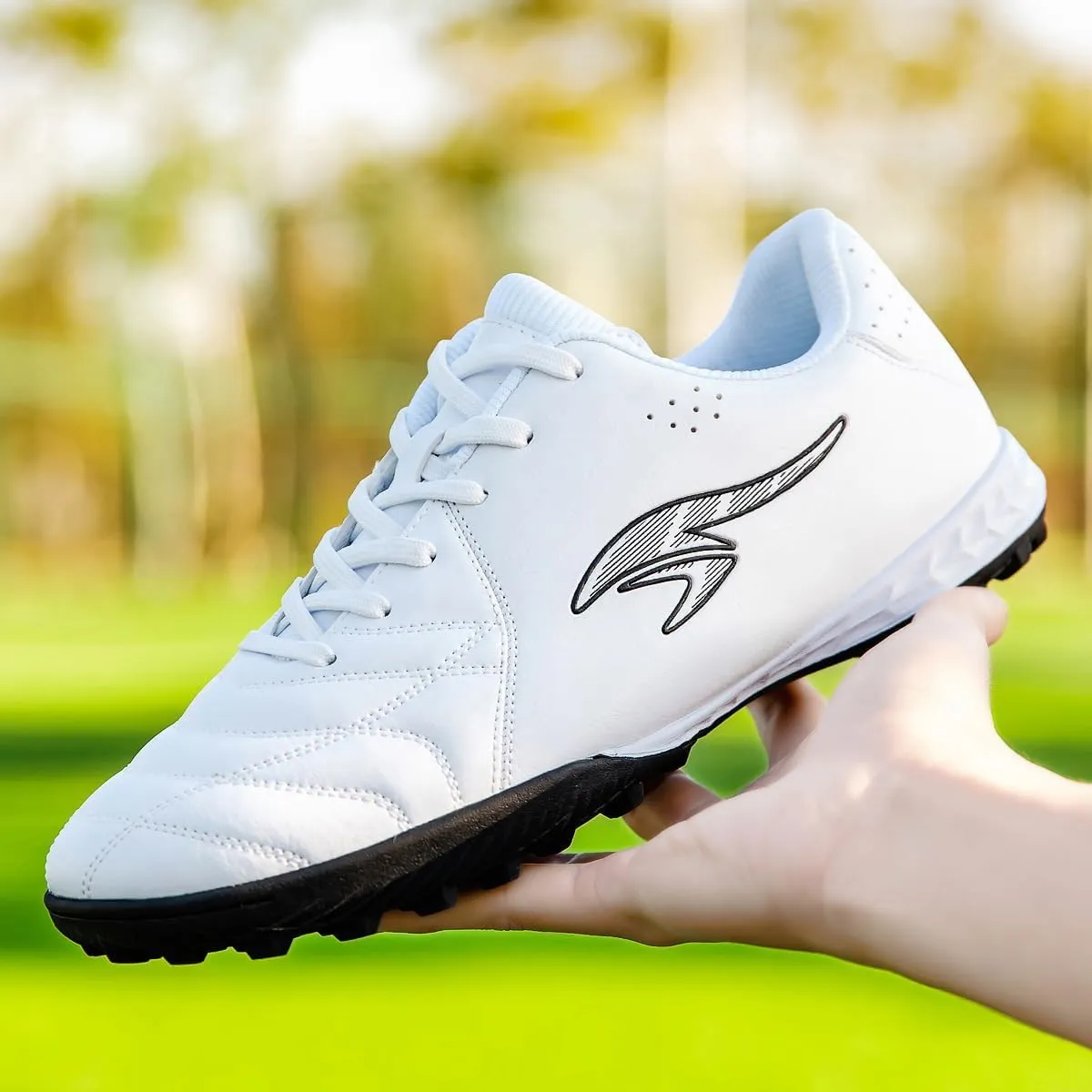 Professional Lightweight Women's Sports Football Shoes, Breathable and Fashionable Spiked Shoes